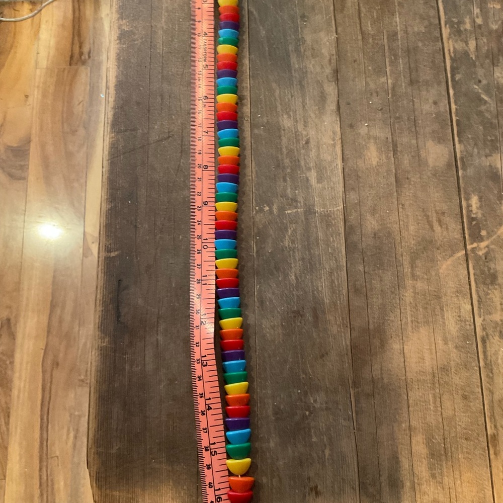 “RAINBOW COLOURED BEAD” VINTAGE PLASTIC CHOKER STYLE NECKLACE. - Picture 7 of 9